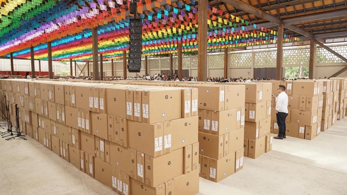 Almacén con miles de cajas con computadoras