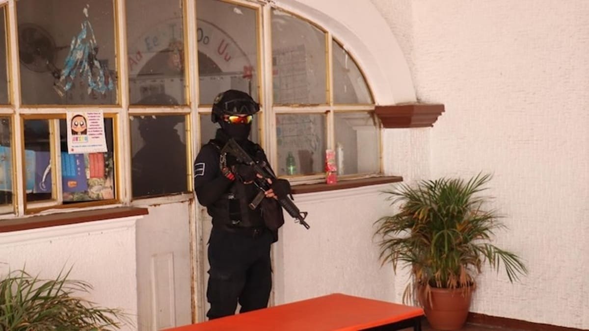 Policía custodia entrada del inmueble en San Antonio de la Cal