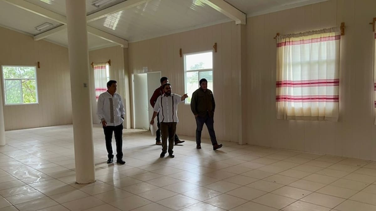 Cuatro hombres caminando en el interior del inmueble en La Huamuchera de Santa Cruz Xoxocotlán
