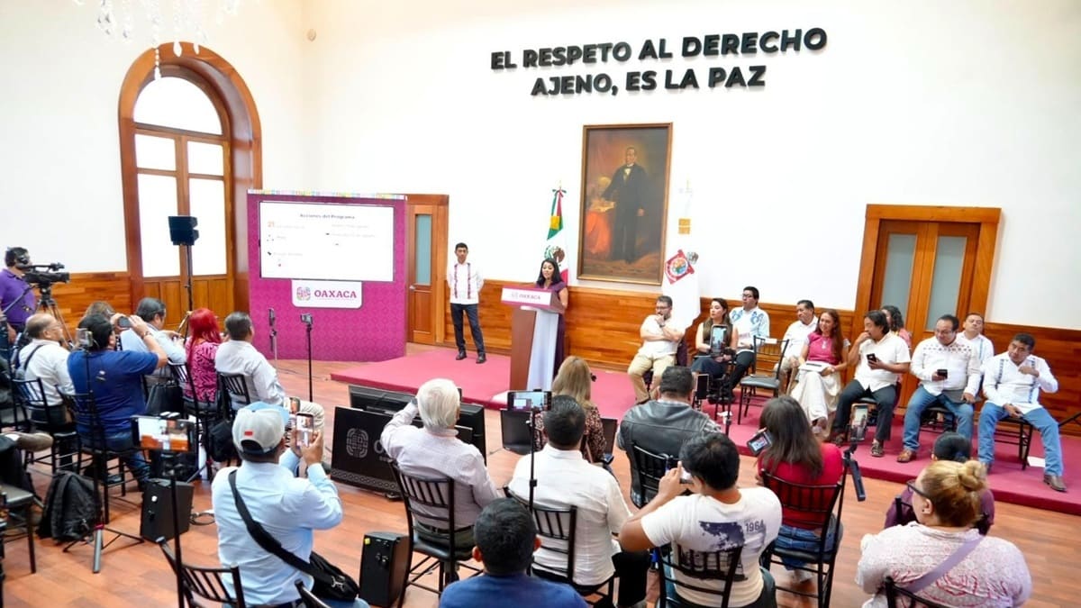 Saymi Pineda en conferencia de prensa frente a decenas de reporteros en un salón