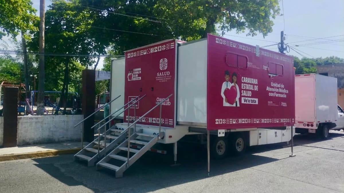 Unidad móvil de salud brandeada y estacionada en un patio
