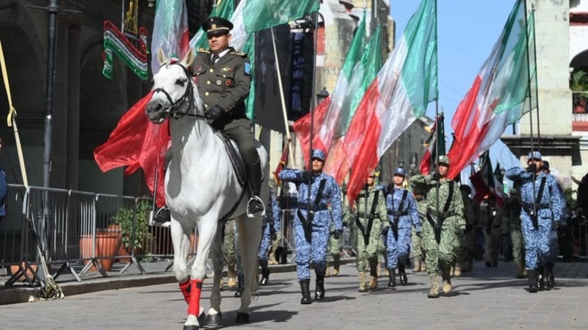 Oficial del Ejército Mexicano en su caballo rodeado de banderas nacionales