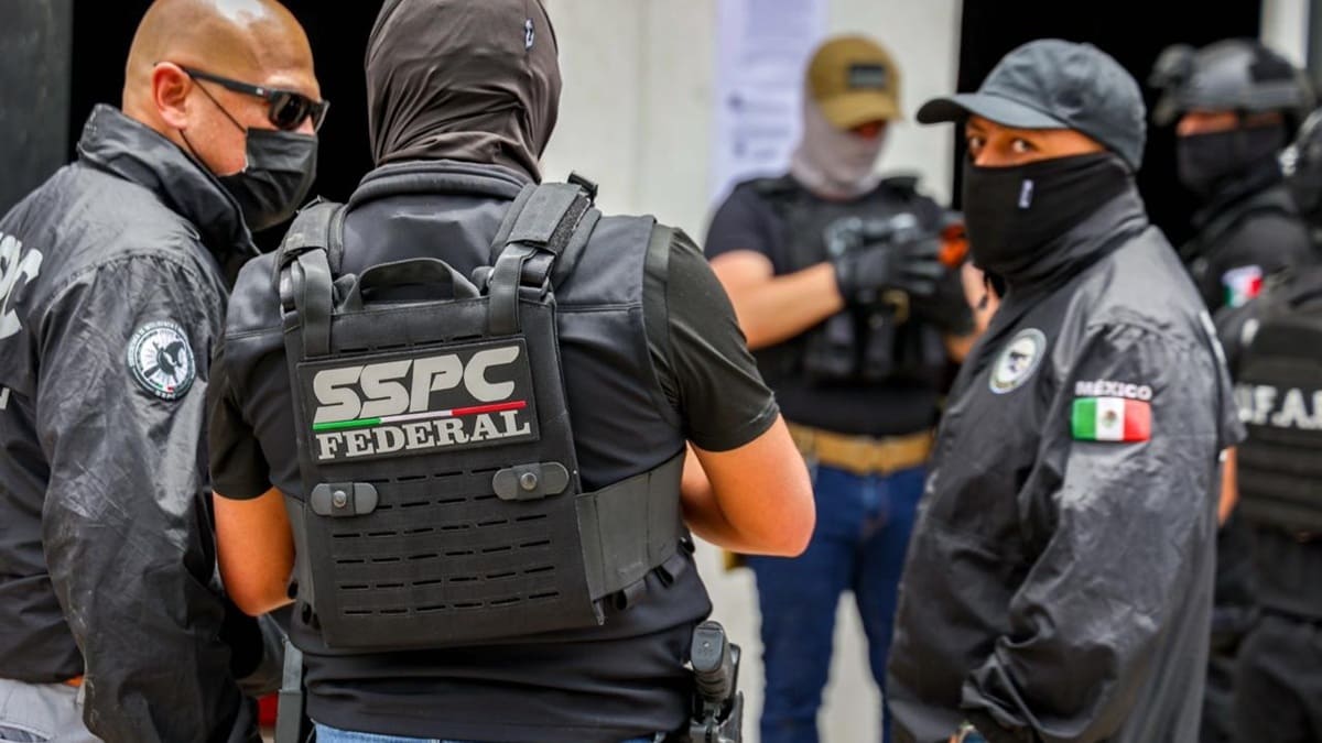 Agentes de seguridad con chalecos, gorra y los rostros cubiertos