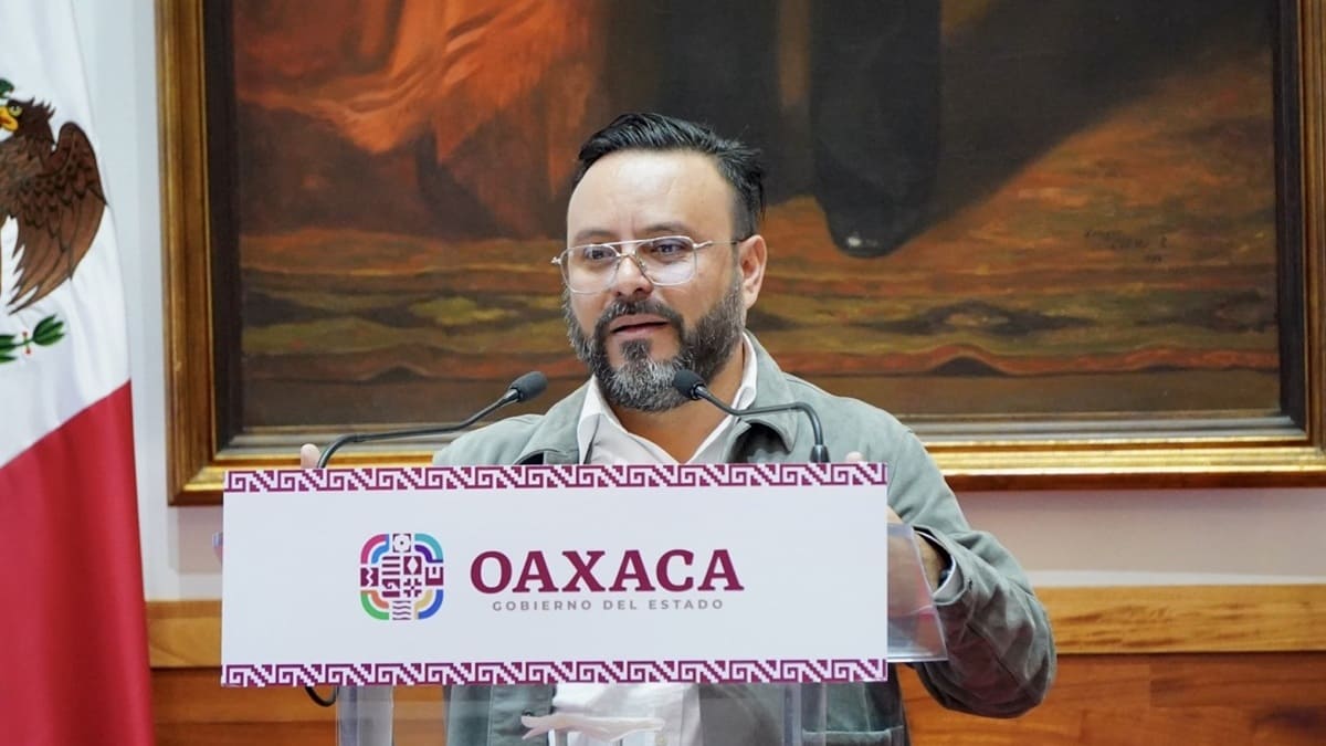Jesús Romero en una conferencia de prensa en Palacio de Gobierno de Oaxaca