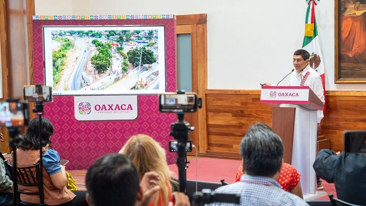 Salomón Jara Cruz en conferencia de prensa en Palacio de Gobierno