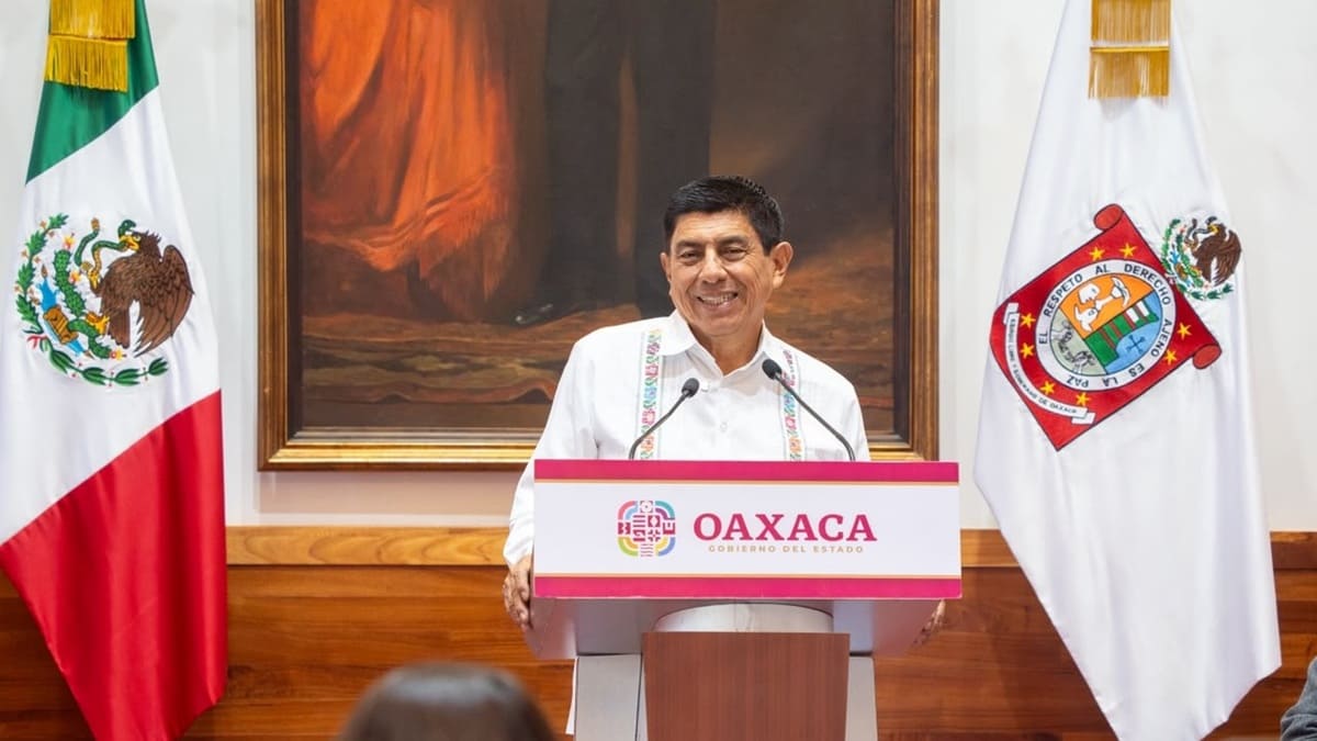 Salomón Jara Cruz en conferencia de prensa en Palacio de Gobierno