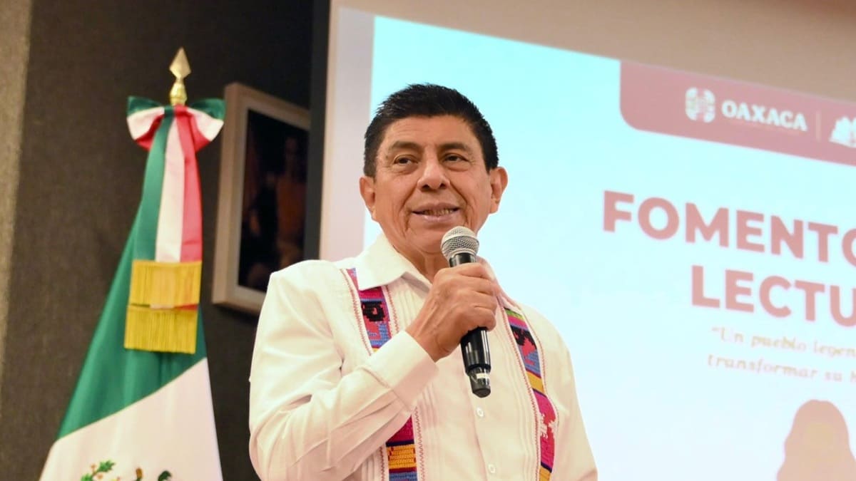 Salomón Jara dando un discurso con micrófono en mano en un evento público