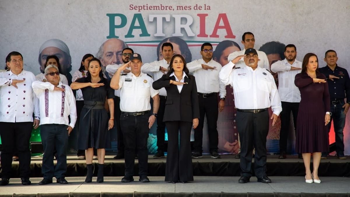Funcionarios de Semovi y movilidad capitalina de Oaxaca en ceremonia de izamiento de bandera