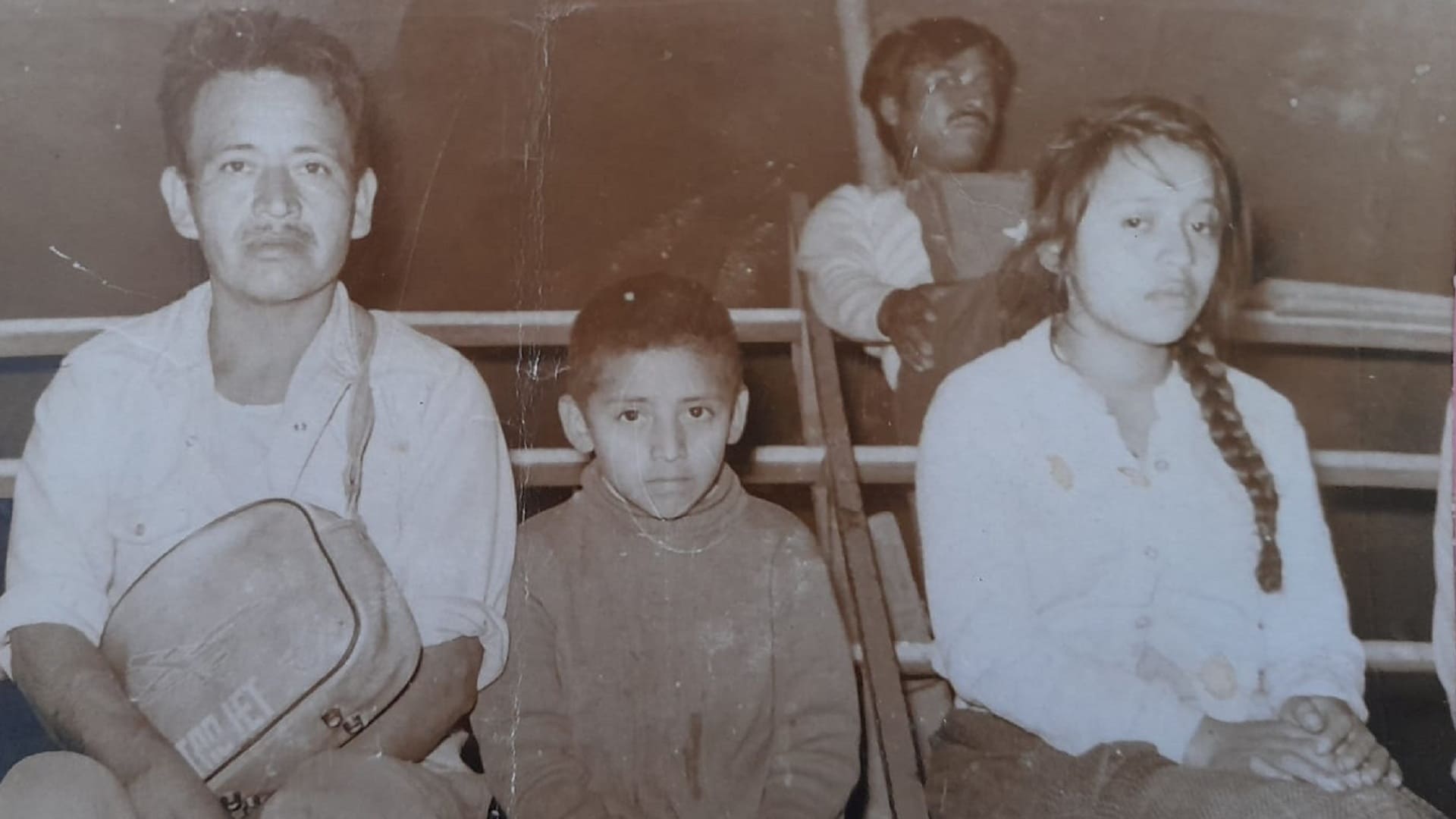 Adelina Martínez Salas, la mujer indígena del Ford rojo de San Juan Tanetze Adelina Martínez Salas, la mujer indígena del Ford rojo de San Juan Tanetze