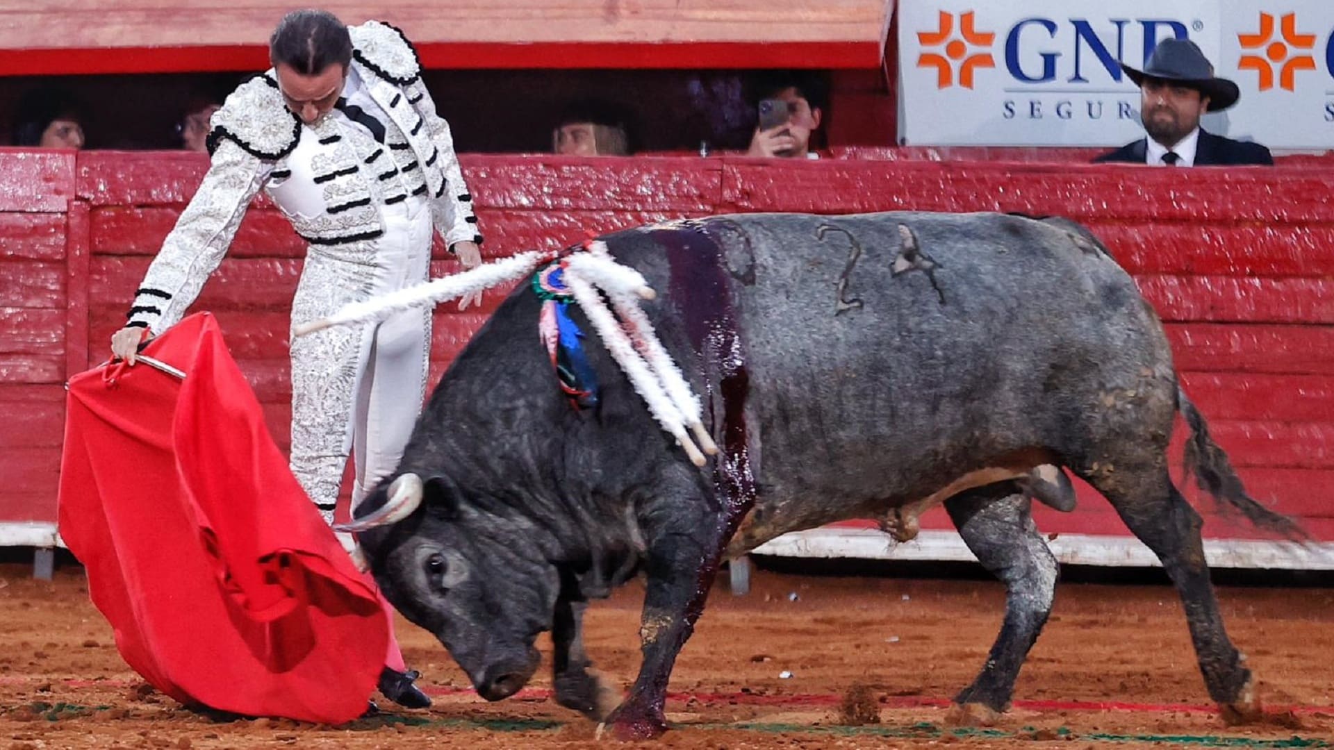 Enrique Ponce: sentimiento, clase y mariachis en su adiós de los ruedos