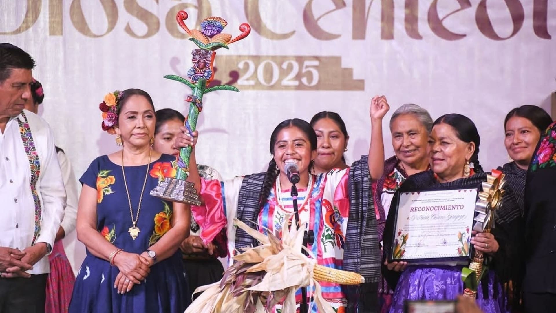 ¿De qué está hecho el cetro de la Diosa Centéotl? ¿De qué está hecho el cetro de la Diosa Centéotl?