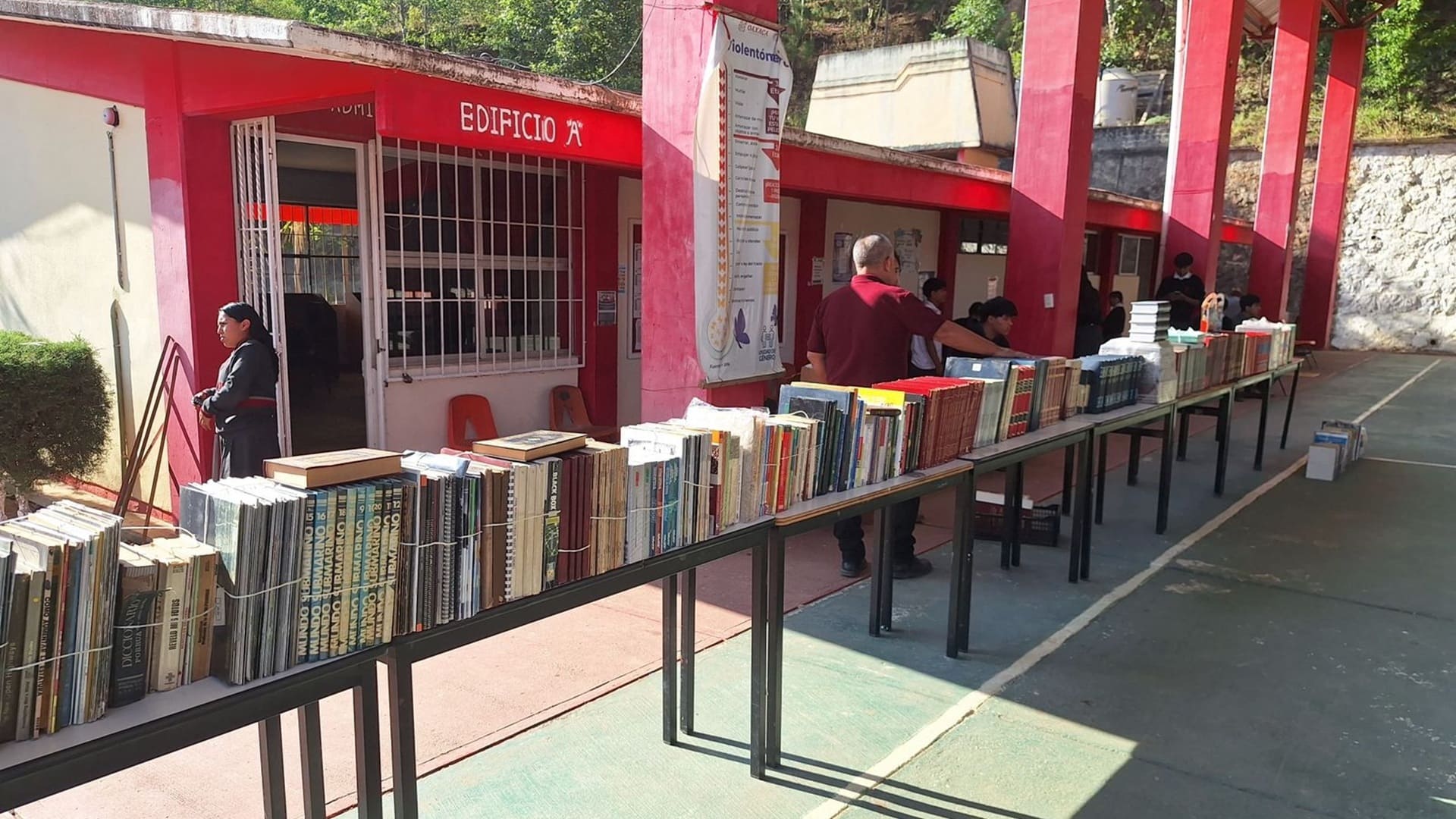 Plantel 37 de Cobao en Tamazulápam recibe donación de 2 mil libros Plantel 37 de Cobao en Tamazulápam recibe donación de 2 mil libros