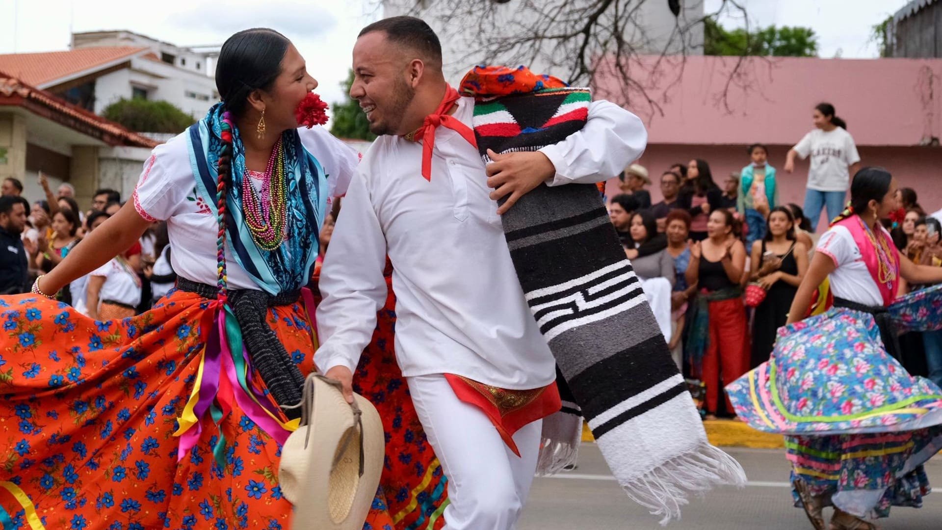 Guelaguetza 2025: Delegaciones deslumbran con música y folclore en su segundo desfile