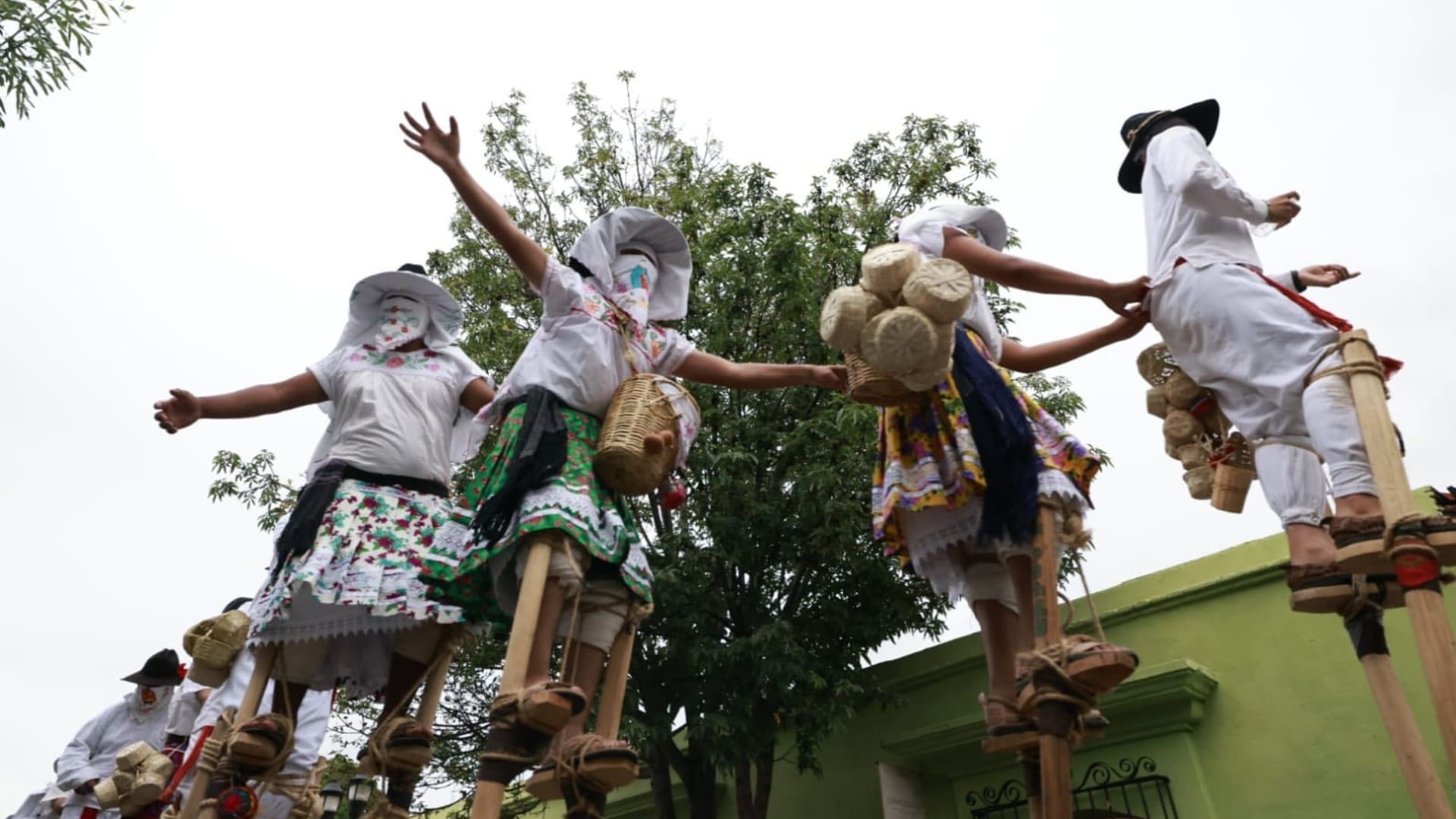 Guelaguetza 2025: Delegaciones deslumbran con música y folclore en su segundo desfile