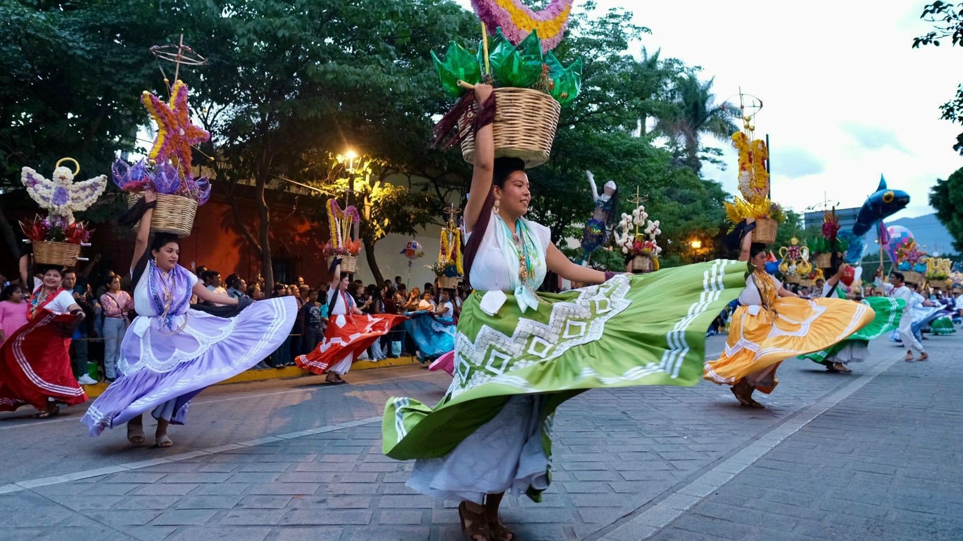 Guelaguetza 2025: Delegaciones deslumbran con música y folclore en su segundo desfile