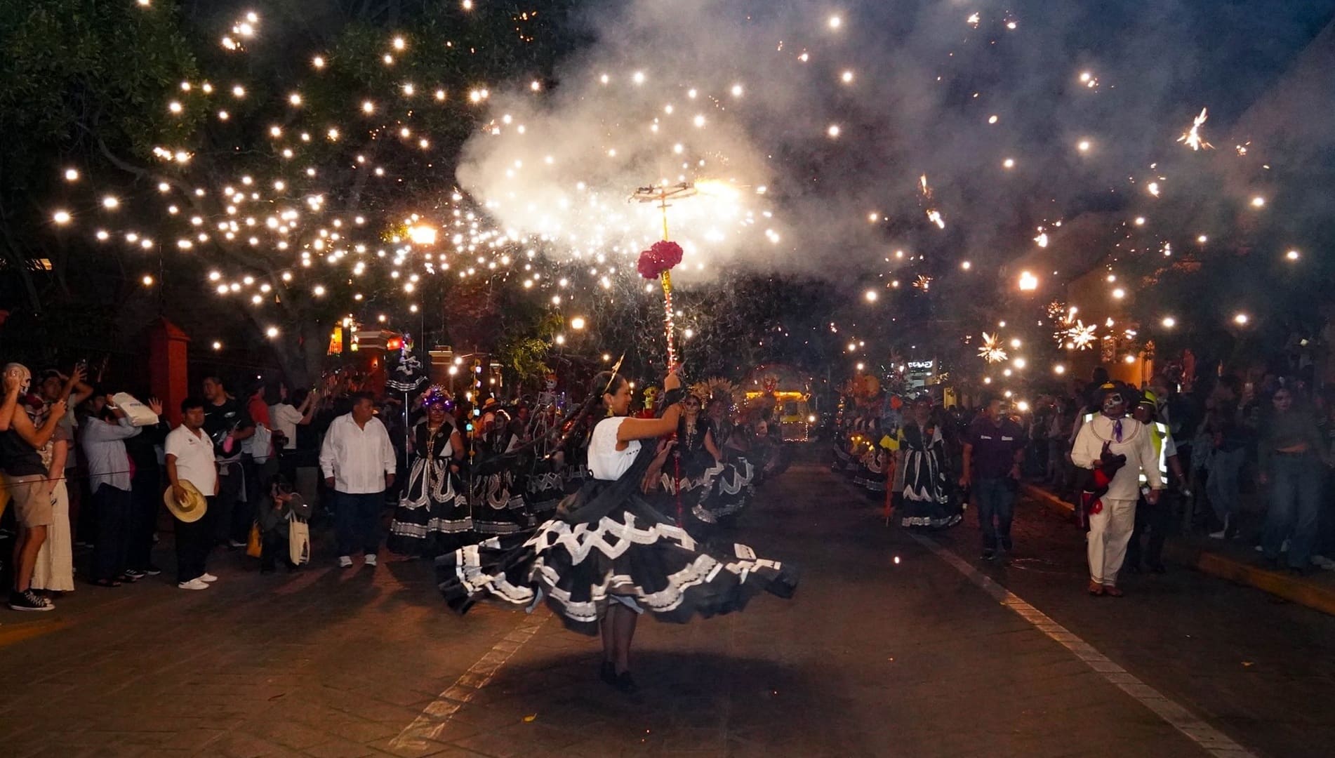 Oaxaca celebra la Gran Comparsa del Día de Muertos 2025 con todo su esplendor
