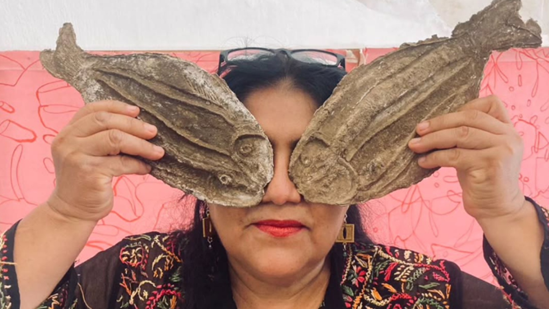 Obras de Amador Montes desfilarán en París, a través de diseños de Mora Ruiz