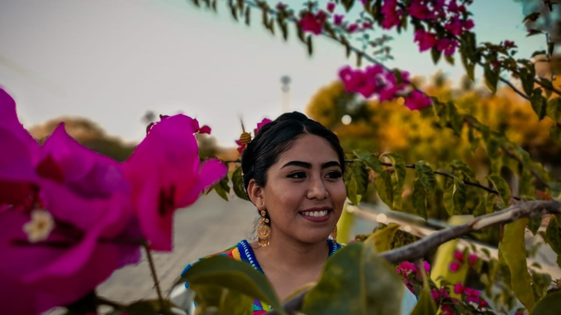 Obras de Amador Montes desfilarán en París, a través de diseños de Mora Ruiz