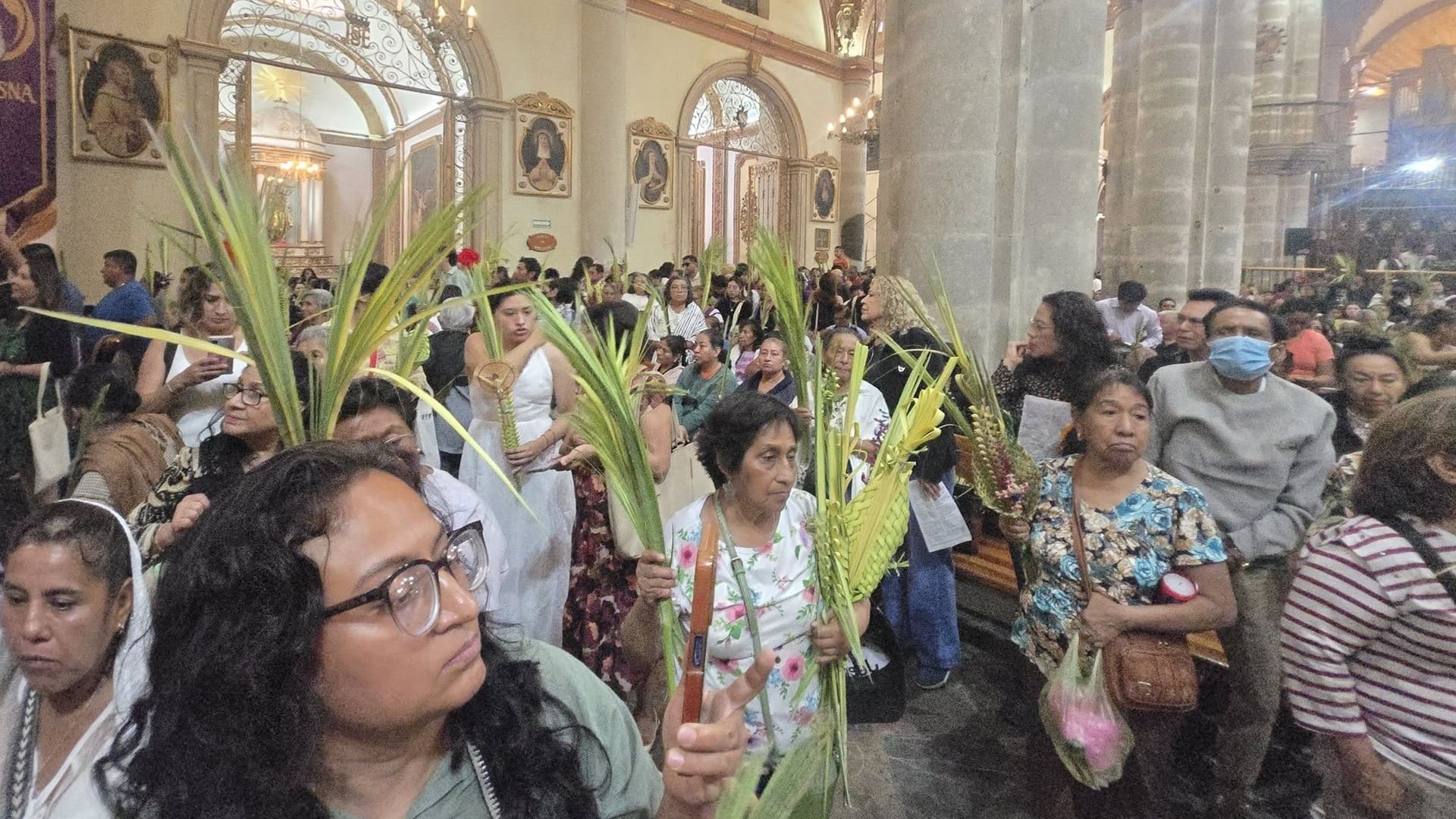 Oaxaca vive el Domingo de Ramos entre fe, procesiones y venta de palmas en la capital