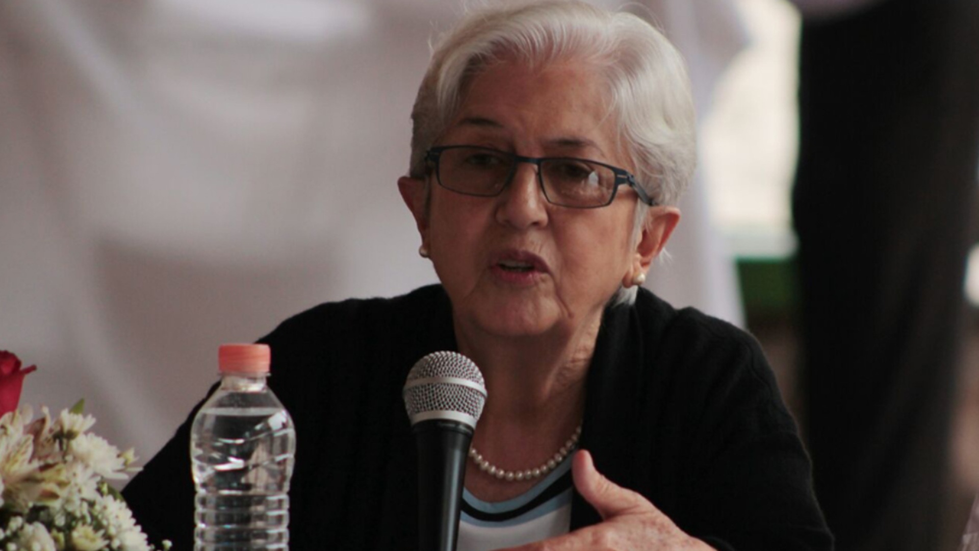 María de los Ángeles Romero Frizzi vestida de negro y con el cabello cano, en una conferencia de prensa.