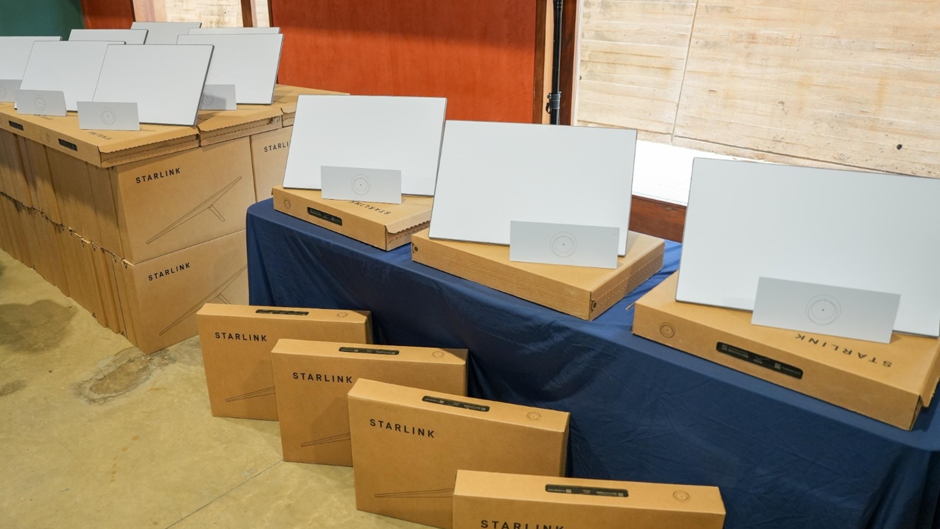 Oaxaca entrega 100 antenas de internet en 90 municipios para estudiantes