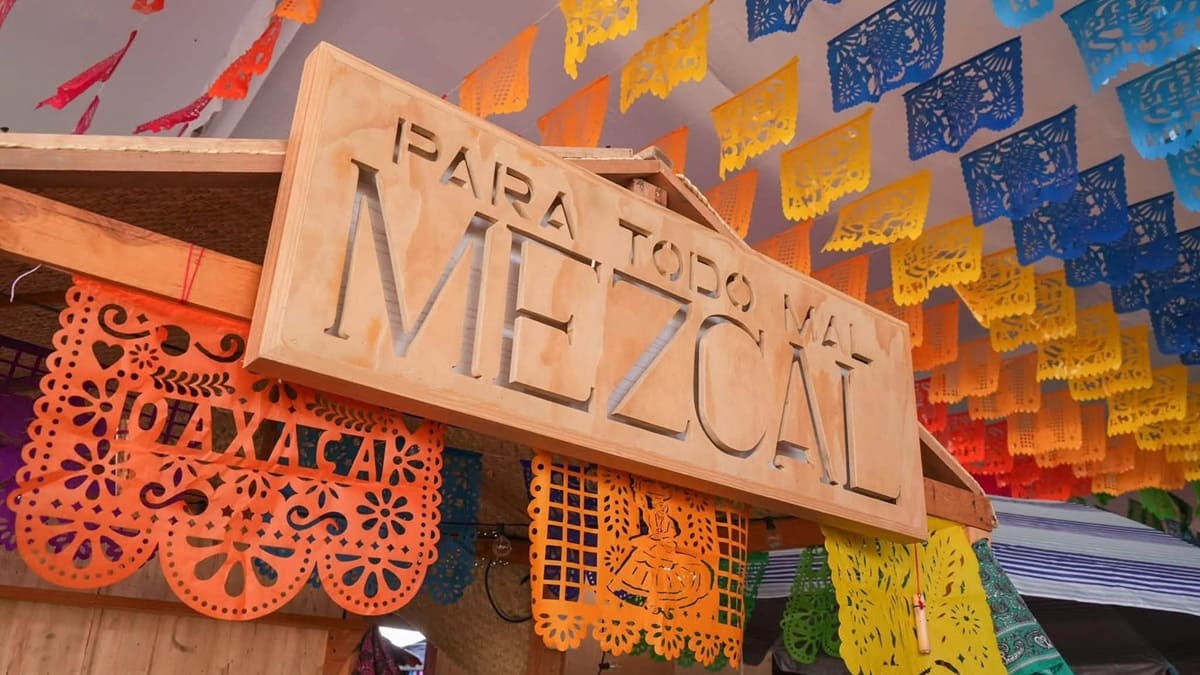 Un letrero de madera que dice: Para todo mal mezcal
