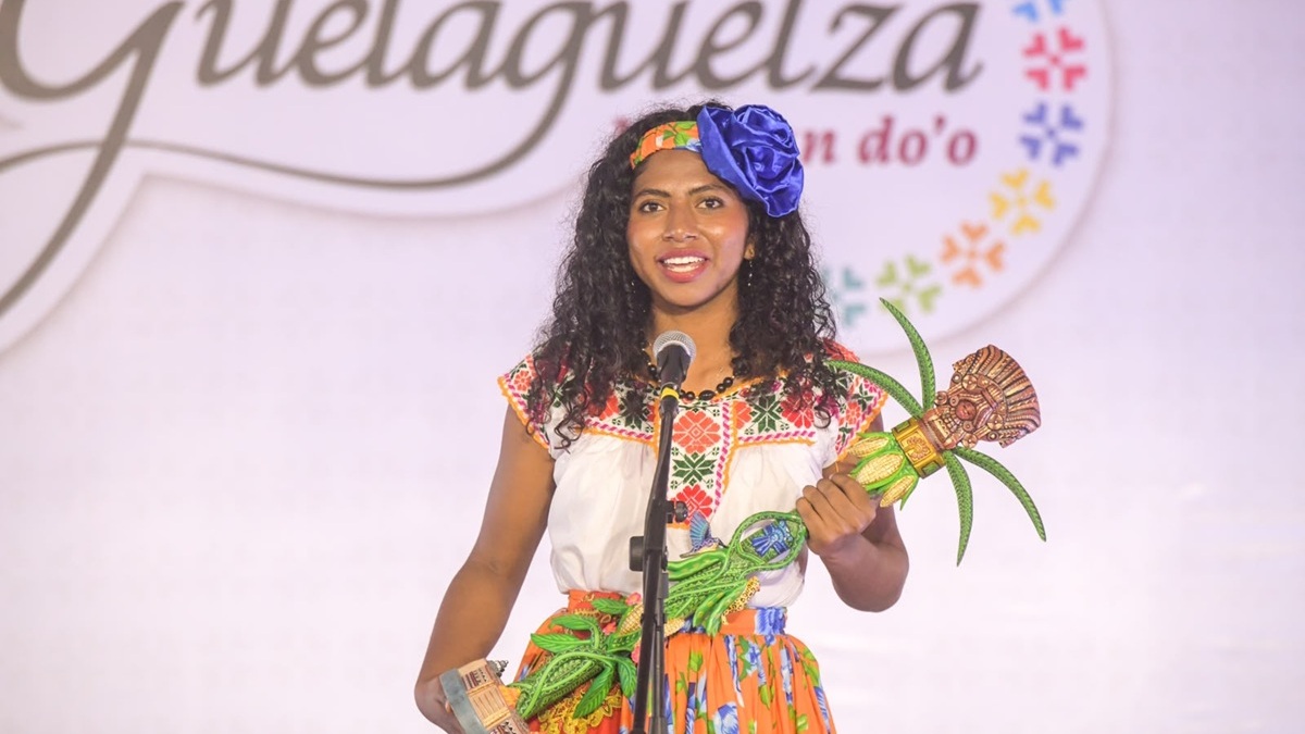 Enid Azucena Torres, la Diosa Centéotl, con tocado, blusa regional de la Costa y su cetro, en la Guelaguetza Ni Wan do’o 2026 de San Mateo Río Hondo