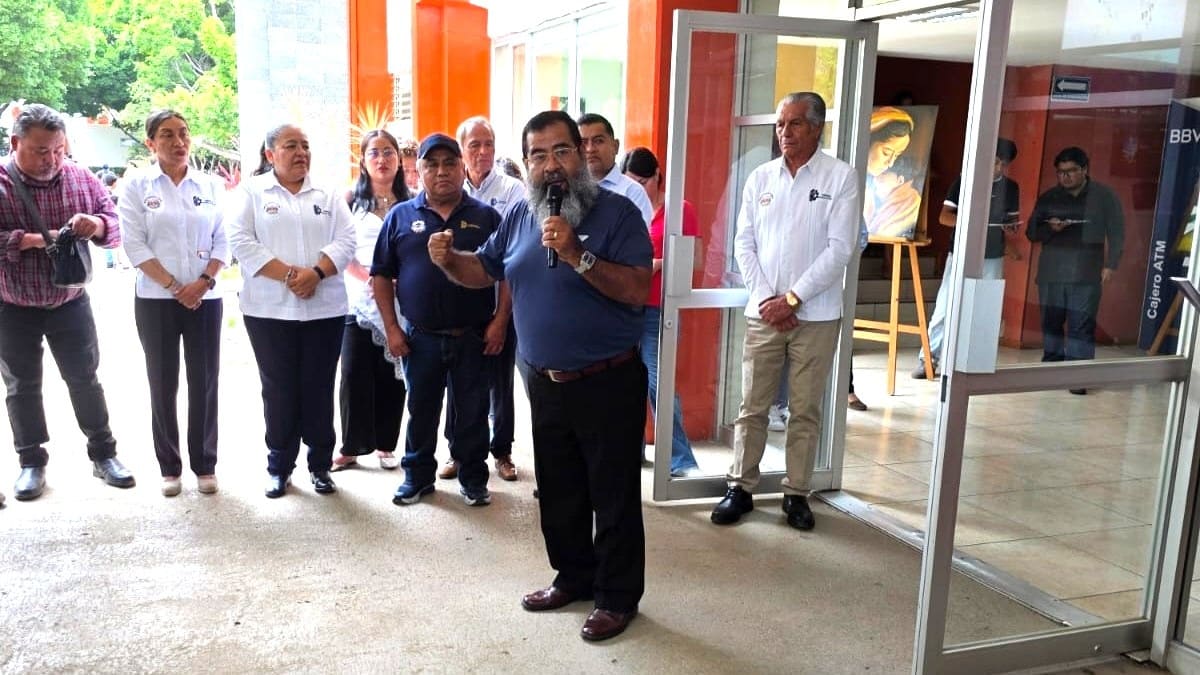 Juan Carrera hablando con varias personas en un patio del ITO en Oaxaca