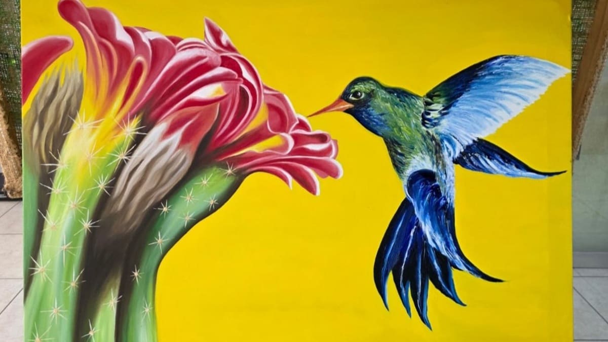 Flor y colibrí en una de las pinturas de Juan Carrera