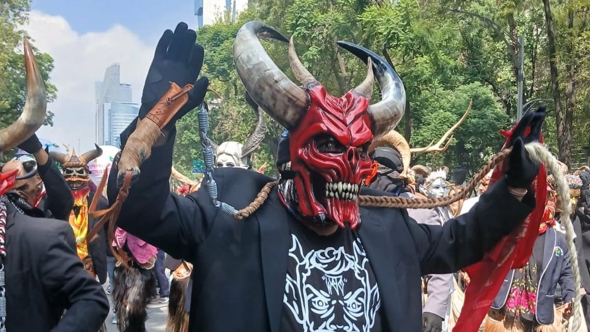 Imagen de un danzante de la delegación de los Diablos de Santiago Juxtlahuaca con el traje típico y máscara