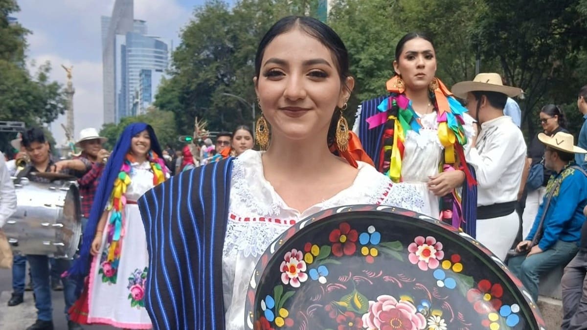 Una de las mujeres con traje regional participante de la MEGACALENDA 2026 en CDMX