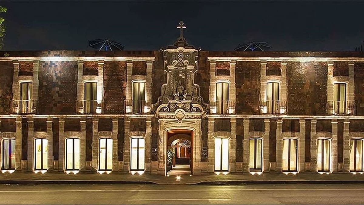 Facha iluminada del Museo Kaluz en la Ciudad de México