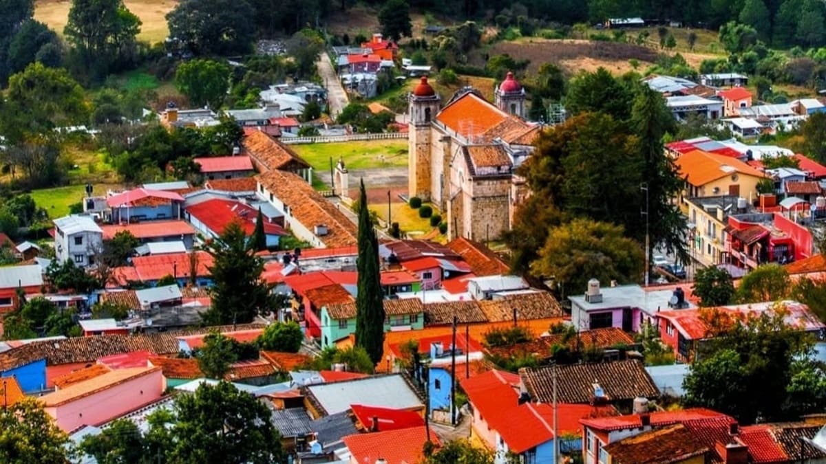 Vista panorámica de coloridas casas en Calpulálpam de Méndez