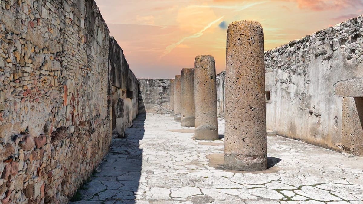 Imagen sublimada de columnas y estructura precolombina en la zona arqueológica de los Valles Centrales de Oaxaca