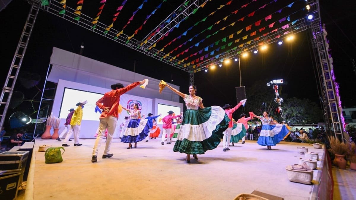 Danzantes oaxaqueños durante la celebración de un fandango