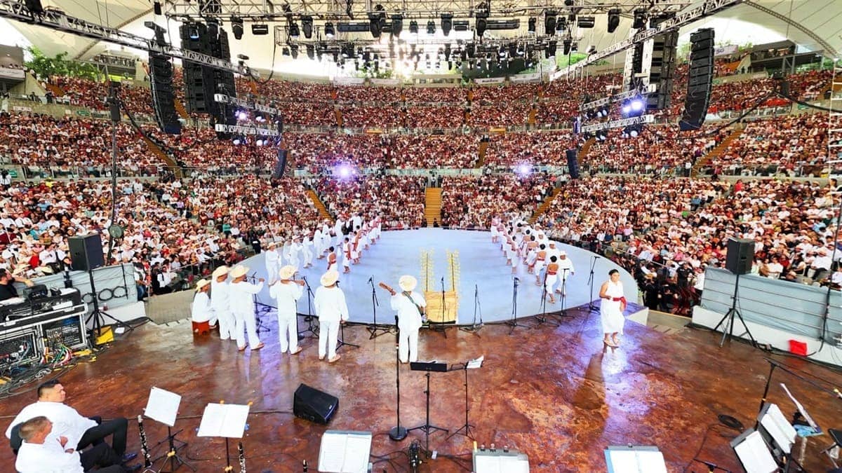 Presentación de una delegación en la Guelaguetza 2026 de Oaxaca