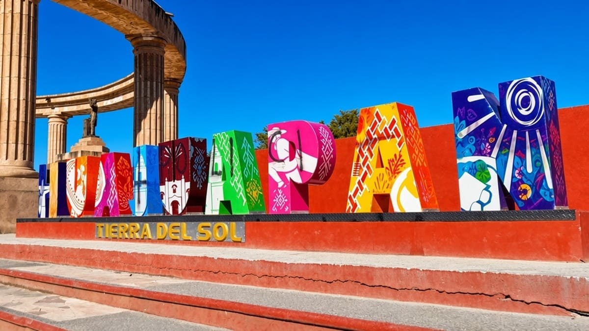 Letrero gigante de Huajuan de León en junto a un monumento