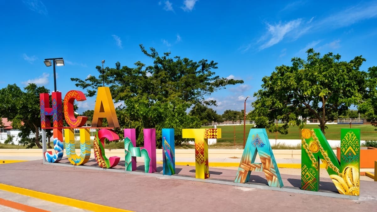 Letrero monumental de Juchitán en un parque