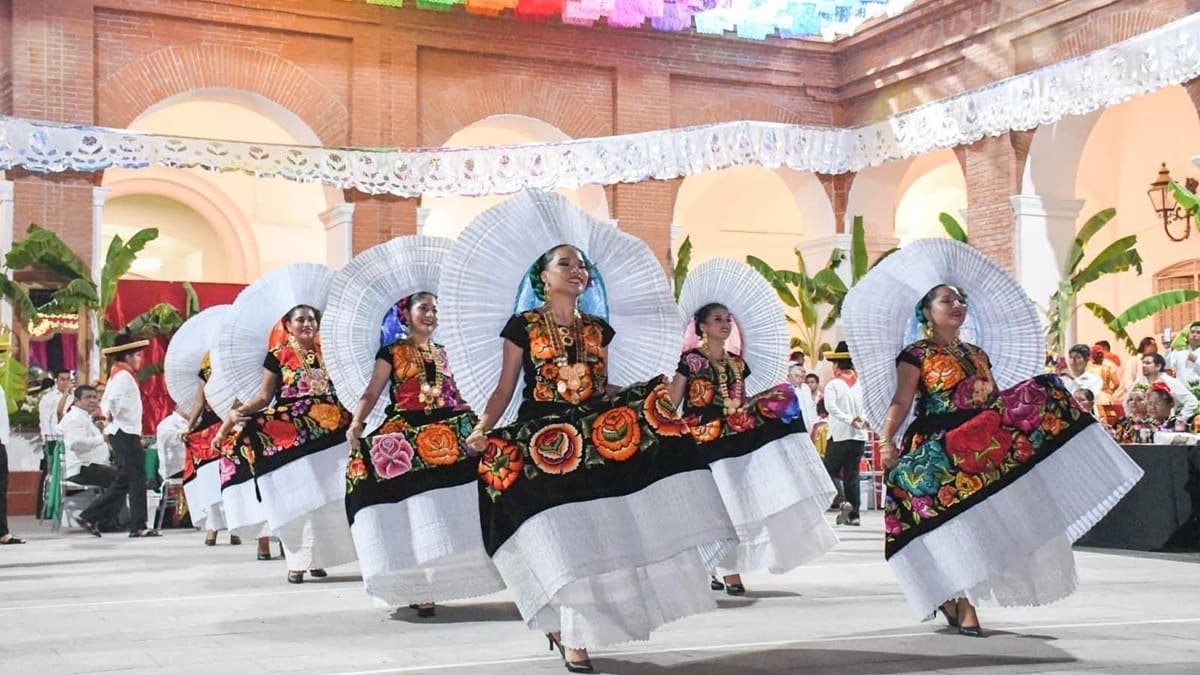 Danzantes oaxaqueñas durante una de las velas del Istmo de Tehuantepec