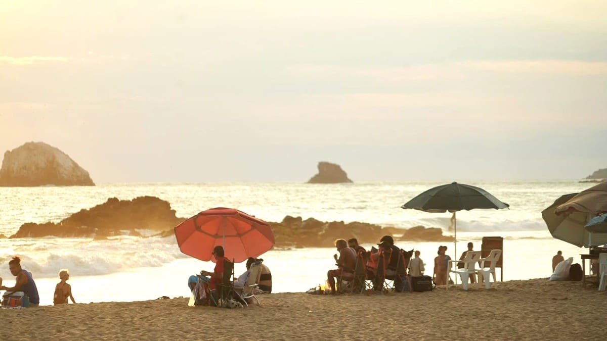 Bañistas en Zipolite, Oaxaca