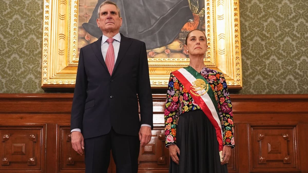 Claudia Sheinbaum y su esposo en Palacio Nacional el 16 de septiembre de 2026