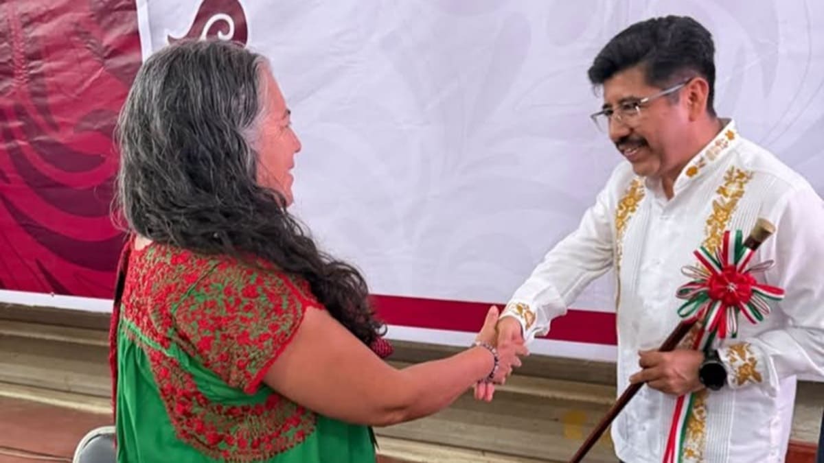 Luisa Cortés García y Hugo Aguilar en la asamblea de Tlalixtac de Cabrera, Oaxaca