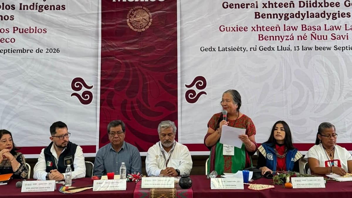 Luisa Cortés García en la asamblea de Tlalixtac de Cabrera, Oaxaca