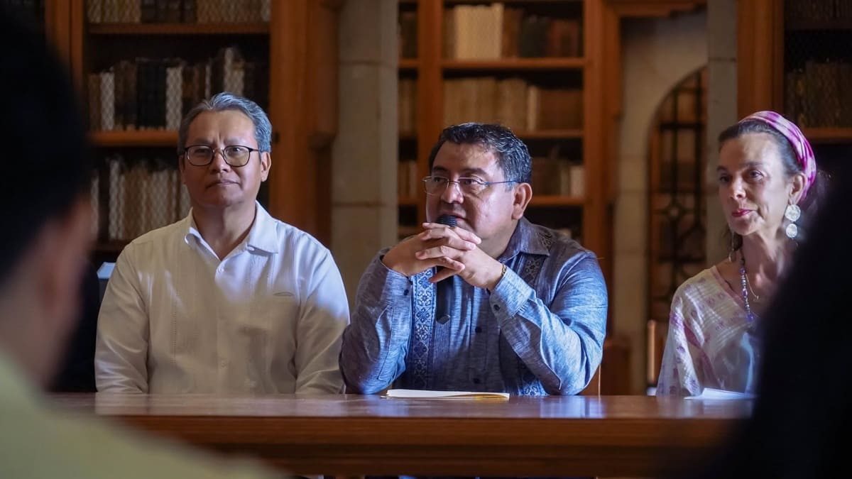 Farid Acevedo López da un mensaje junto a Jacobo Babines López, e Isabel Grañén Porrúa