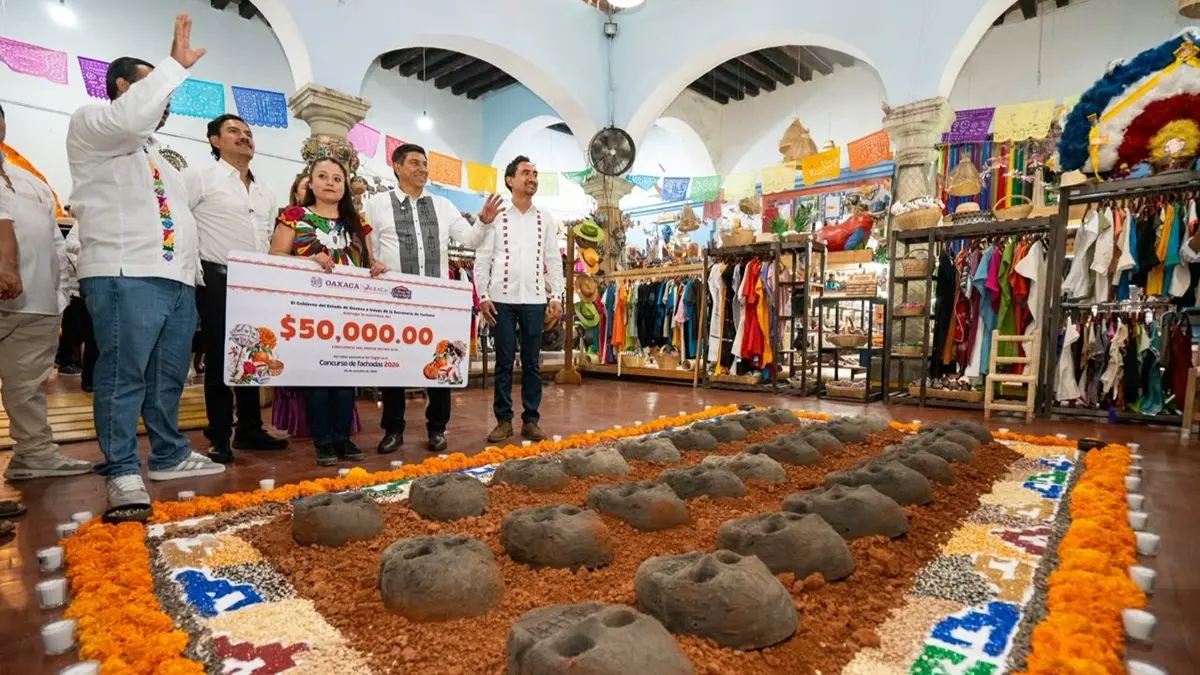 Gobernador Salomón Jara en una de las ofrendas de cara al Día de Muertos en Oaxaca