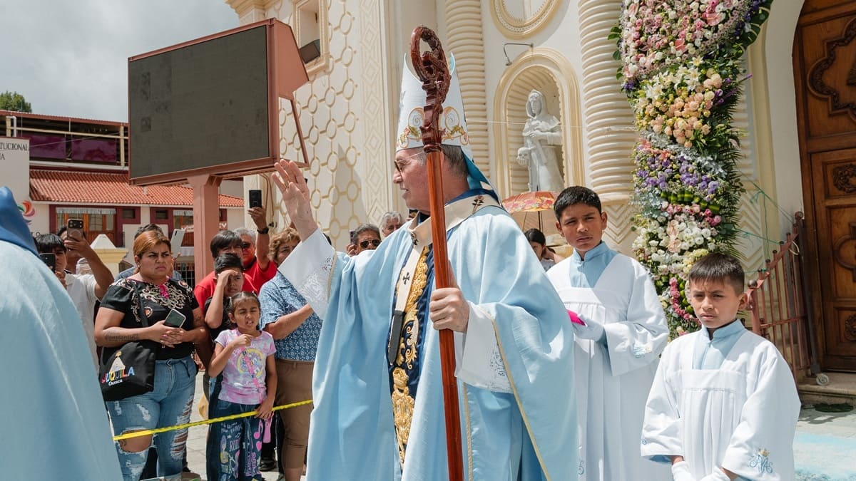 El padre Sergio da la bienvenida a los feligreses en la iglesia de Santa Catarina Juquila, Oaxaca