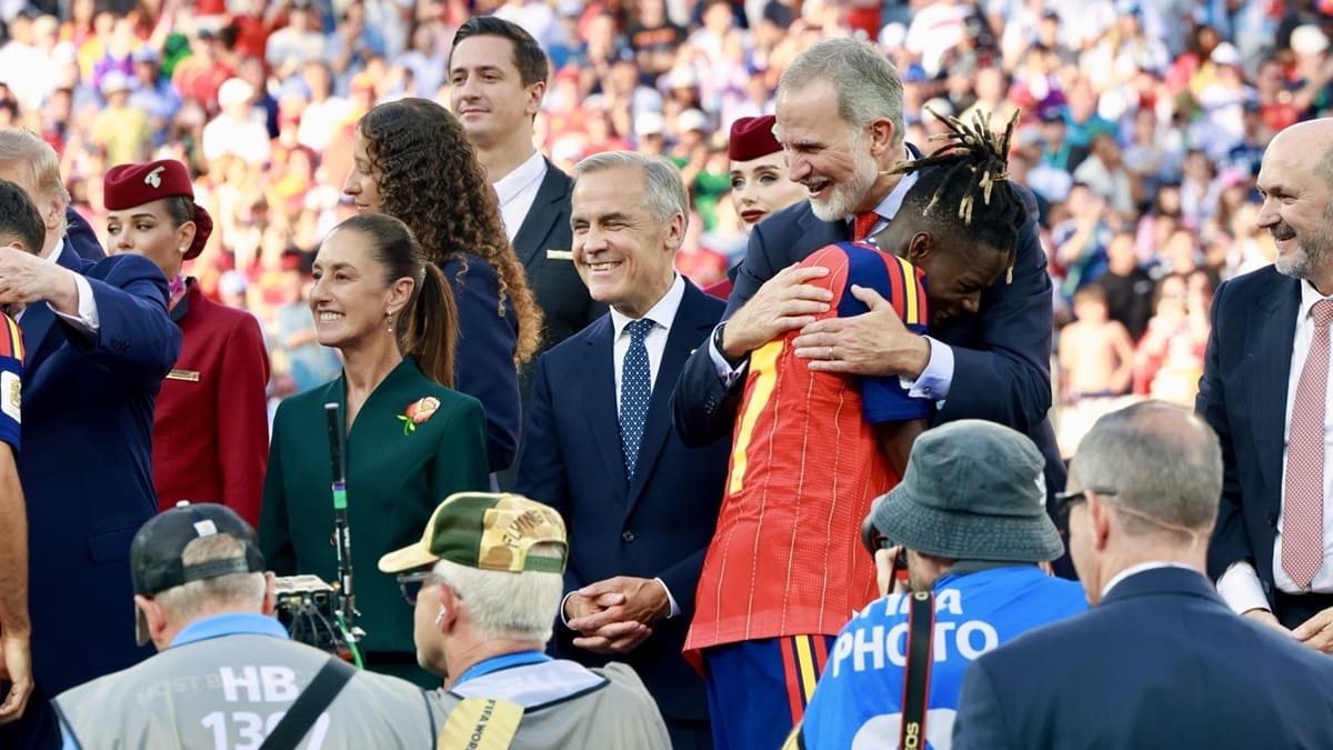 El Rey de España abraza a Nico Williams, quien dio el pase para gol.