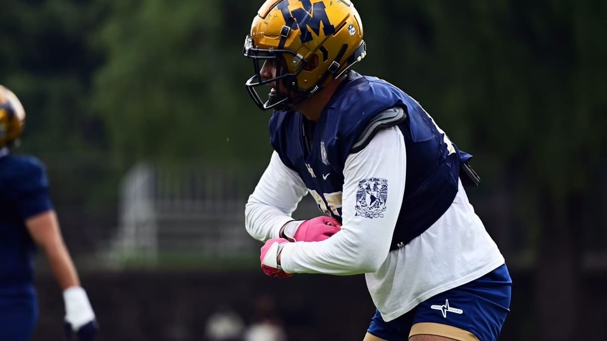 Jugador de Pumas CU sosteniendo un ovoide durante un entrenamiento