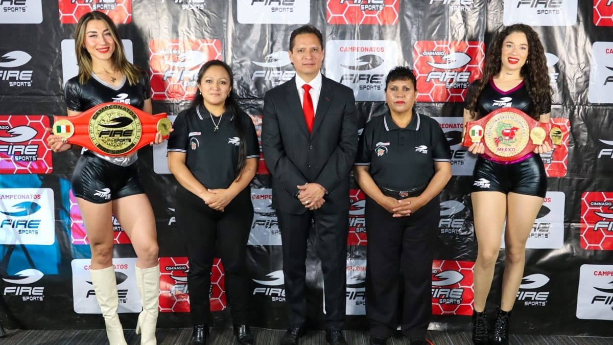 Premiación durante el evento de boxeo Súper 8 en Apizaco, Tlaxcala