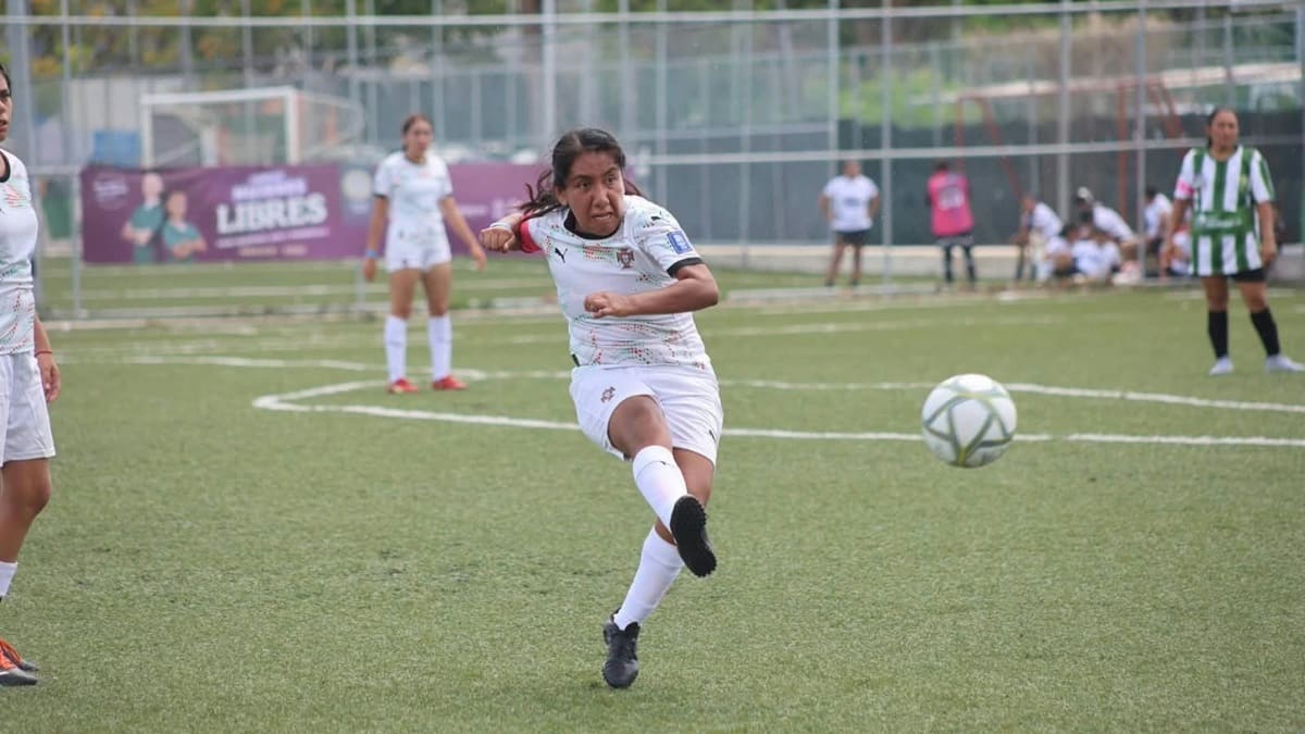 Jugadora del equipo oaxaqueño en la fase regional de Mujeres LIBRES